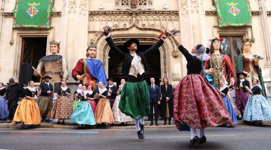 El Consell celebra el Día de Baleares con un ‘ball de bot’ multitudinario y el encuentro de ‘gegants’ Un 'ball de bot' a las puertas del Consell de Mallorca por el Día de Baleares.